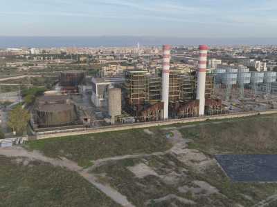 In questo vasto territorio, dominato sullo sfondo dalle ciminiere della centrale Enel (anch�essa in via di dismissione)...